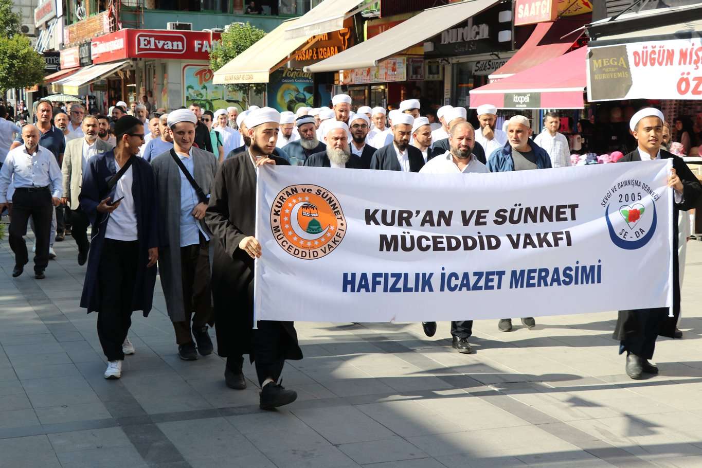 Ezberlerini tamamlayan hafızlar düzenlenen törenle icazet aldı